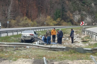 Bursa'da bariyerlere çarpıp refüje girdi; 2 kişi yaralı
