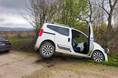 Bursa'da yoldan çıkan otomobil ağaca çarptı