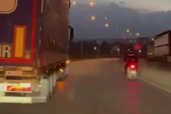 Fırtınada motosikletliye duvar olan tırcı yürekleri ısıttı