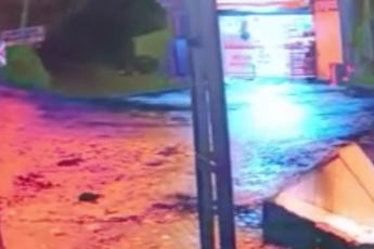 Otomobilin metrelerce aşağı düştüğü o anlar kameraya yansıdı