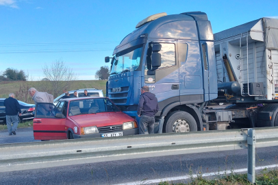 Tır, çarptığı otomobili 20 metre sürükledi