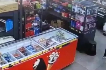 Vitrindeki cep telefonunu böyle çaldı