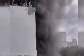 Endonezya'da 7 katlı ofiste yangın: 20 ölü