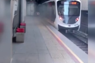 İzmir'de metro vagonu raydan çıktı
