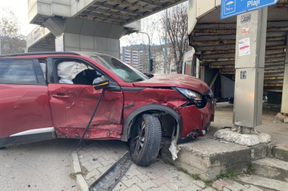 Bursa'da kavşakta feci kaza: 5 yaralı