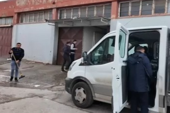 Depoda kokmuş 25 kasa tavuk ele geçirildi