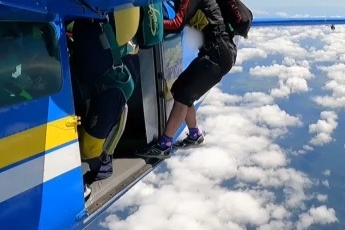 Paraşüt uçağın kuyruğuna takıldı, 4600 metrede asılı kaldı