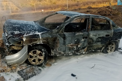 Alev alev yanan otomobil hurdaya döndü