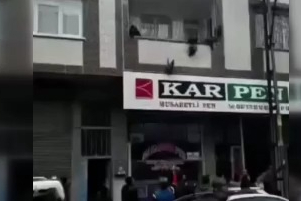 Balkonda asılı kalan çocuğu kurtardı