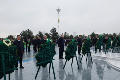 Cumhurbaşkanı Erdoğan, Türkmenistan'da Tarafsızlık Anıtı'na çelenk koyma törenine katıldı