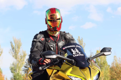 İron-Man kaskı ile dolaşan motosikletli dikkat çekiyor