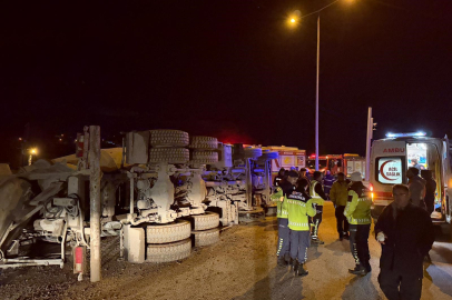 Kuzey Marmara Otoyolu girişinde beton mikseri devrildi