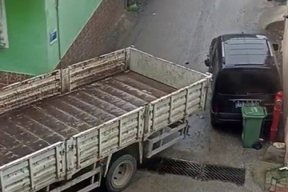 Bursa'da sokak arasındaki araca ağır zarar verip kaçtı