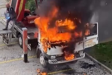 Bursa'da vinçli kamyon alev alev yandı