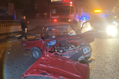 İnegöl'de kontrolden çıkan otomobil bariyerlere çarptı: 1'i ağır 2 kişi yaralandı