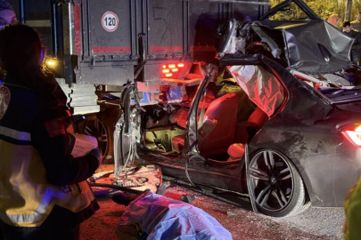 Lüks otomobil kamyona ok gibi saplandı: 1 ölü, 2 yaralı