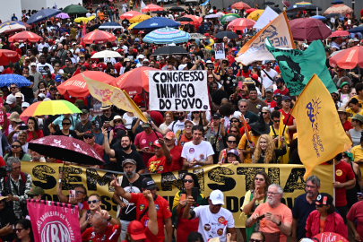 Brezilya'da binlerce kişi Bolsonaro için ceza indirimine karşı sokakta