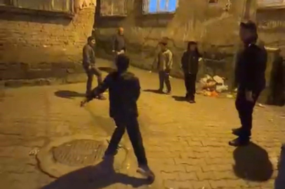 Çatışmalarla gündeme gelen Sur'da polis ve çocuklar top oynadı