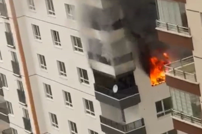 Ev yangınında mahsur kalan anne ile oğlu kurtarıldı