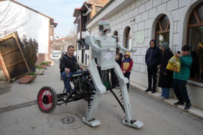 Hayalini gerçekleştirdi, insan taşıyabilen robot tasarladı
