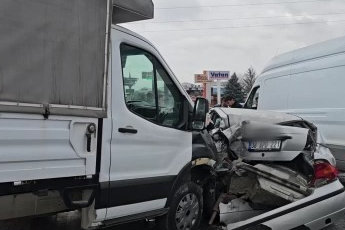 Kırmızı ışıkta duramayan kamyonet ortalığı savaş alanına çevirdi