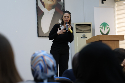 Otizmli yazar ebeveynlerle buluşarak otizmi anlattı