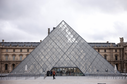Paris'teki Louvre Müzesi çalışanları greve gitti