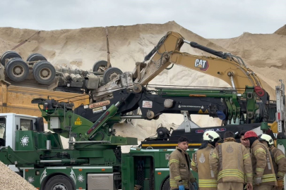 Taş ocağında kamyon devrildi, sürücüsü hayatını kaybetti