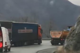 Tır şoförünün virajda 5 aracı sollaması faciaya davetiye çıkardı