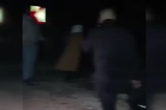 Yolcu minibüsü şarampolde asılı kaldı