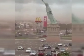 Brezilya'da şiddetli fırtına 24 metrelik Özgürlük Heykeli replikasını devirdi