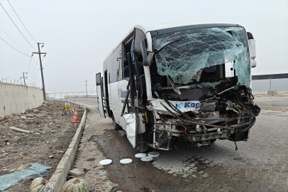 İşçi servisi tır dorsesine arkadan çarptı: 22 yaralı