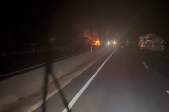 Seyir halindeki tır alevlere teslim oldu