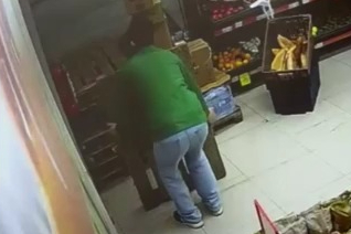 Yangın tüpü yere düştü, çalışan panikle kaçtı