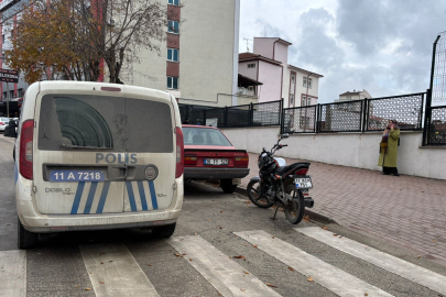 Yayaya yol verirken, arkadan motosiklet çarptı