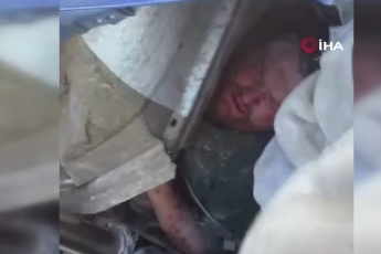 Bursa'da bariyerlere saplanan kamyon kabininde can pazarı