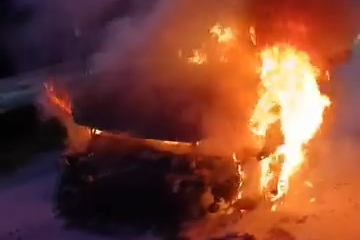 Bursa'da hareket halindeki otomobil alev aldı