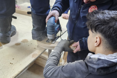 Bursa'da işçi elini tahtaya çaktı, itfaiye ekipleri kurtardı