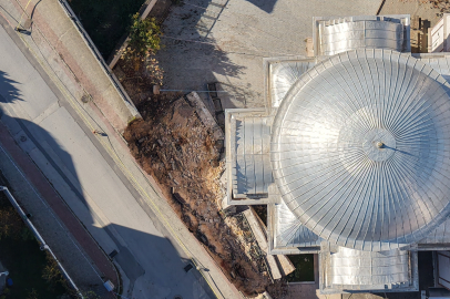 Bursa’da istinat duvarı Kur’an kursunun üzerine yıkıldı