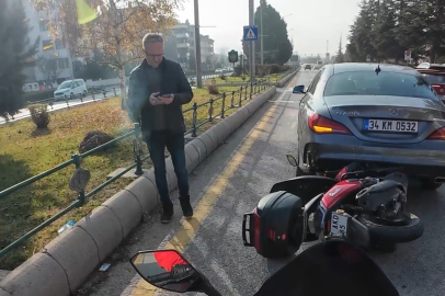 Aracın altında sıkışan motosiklet böyle çıkarıldı
