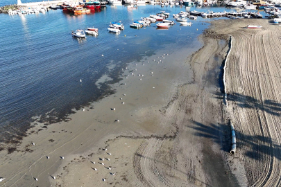 Deniz 20 metre çekildi, sahil havadan görüntülendi