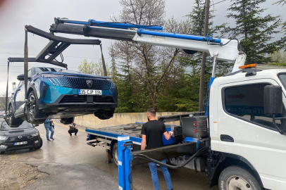 Elektrikli otomobilin yakınına yıldırım düştü, milyonluk araç 'hurda' oldu