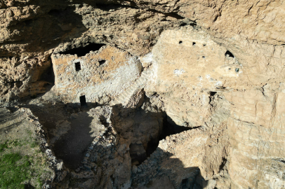 Kayaların ortasındaki manastır görenleri hayrete düşürüyor