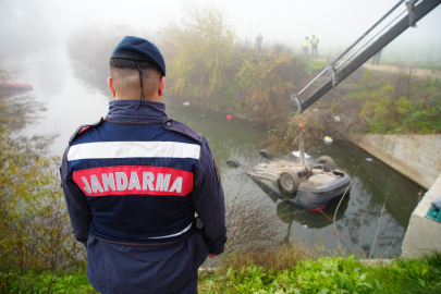 Kazada ölen arkadaşını araçta bırakıp kaçtılar