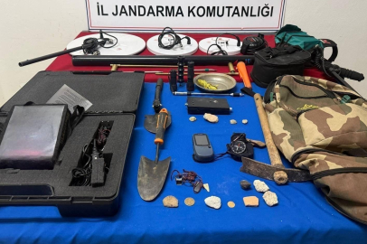 Tarihi eser peşindeki defineciler jandarmaya takıldı