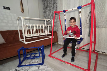 Tesisatçı baba bebeği için su borusundan beşik yaptı