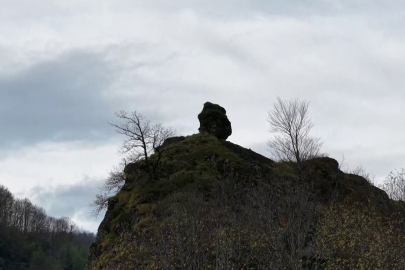 Yamaçtaki ilginç kaya dikkat çekiyor