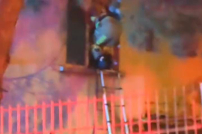 Bursa'da korkutan yangın: İtfaiye ekipleri camı kırıp içeri girdi