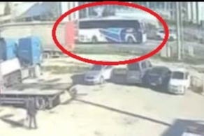 Bursa'da yürekler ağza geldi, yolcu otobüsü otomobili metrelerce savurdu