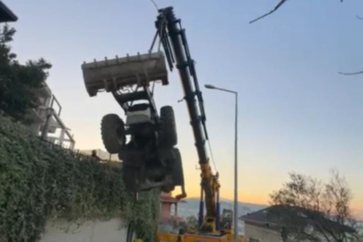 Mudanya'da kepçenin vinçten düştüğü anlar kameraya yansıdı
